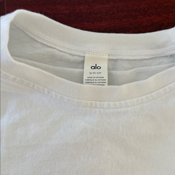 ALO Yoga Cropped Tshirt - Picture 3 of 5